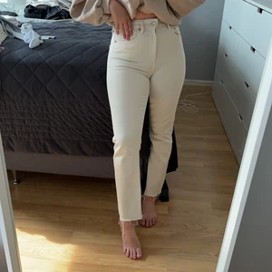 Snygga beige jeans från H&M - Säljer dessa sjukt snygga jeans från H&M då de ej kommer till användning hos mig längre, använda ett fåtal gånger. I storlek 36 och sitter jätteskönt. 👖🙂 Köparen står för frakten 🥰