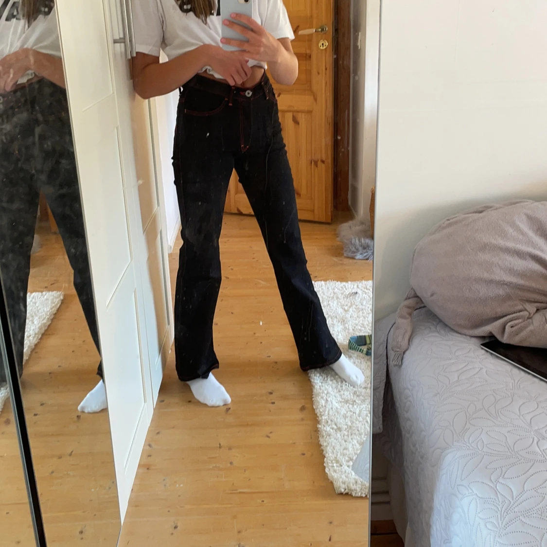 LÅGMIDJADE SVARTA JEANS