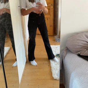 LÅGMIDJADE SVARTA JEANS - Säljer dessa svarta,lågmidjade jeans. Är 165 och de går över anklarna på mig