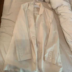 Storlek 34  - Om du är intresserad så skriv gärna privat eller om du vill ha flera bilder💕 denna har en liten fläck som inte går bort men syns mindre i verkligheten än vad de gör på bilden