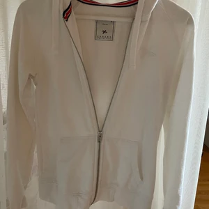 Vit zip hoodie  - Vit trendig zip hoodie från canard collection, bra skick💞⚡️