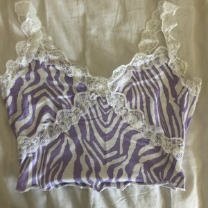 lila zebra linne med spets detaljer - supergulligt linne i storlek S som jag säljer pga att den sitter löst på mig som vanligtvis är XS