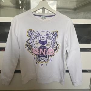 Kenzo tröja - Tröjan är nästintill oanvänd och i bra skick. Den är i storlek M men kan uppfattas som en S/M då den är lite mindre i storleken. Ordinarie pris 2400. Skriv gärna och fråga om du undrar över någonting mer. Köparen står för frakten.