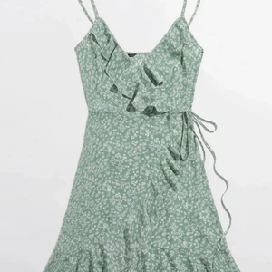 Fin sommarklänning 👗🌸 - Säljer denna fina sommarklänning från SHEIN 🌸 Storlek M, skulle även säga den passar xs/s. Justerbara band. Aldrig kommit till användning, ligger kvar i påsen. 🤩 Ser likadan ut på bilden som i verkligen, bra material. Pris: 100kr inkl. frakt. 🥰