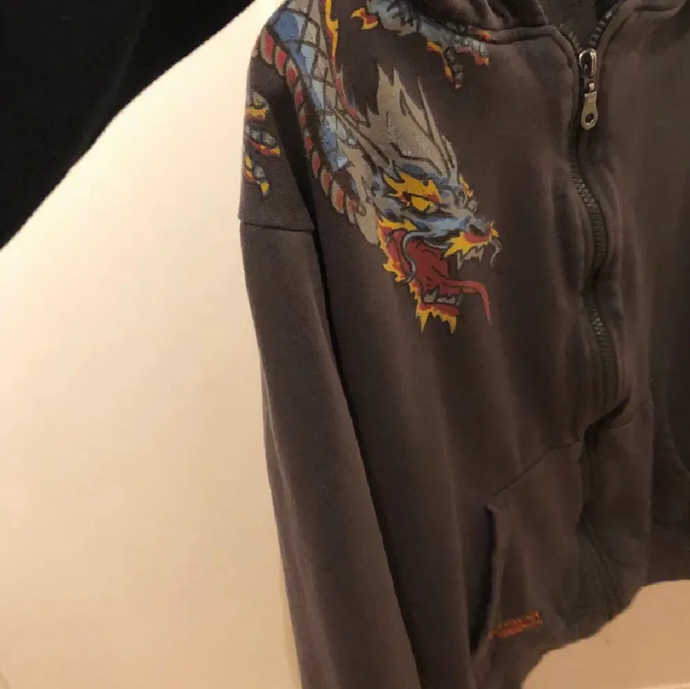 ‼️lånade bilder‼️‼️. Säljer nu denna as coola zip hoodie då den tyvärr inte kommer till användning ❤️.                Köp direkt för 350 +frakt ❤️. Tröjor & Koftor.