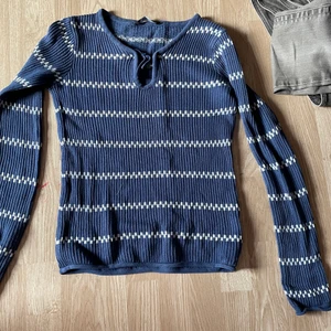 Marinblå stickad tröja - Säljer nu min marinblåa tröja med vita streck i. Den är i storlek s. Säljer för den inte är min stil längre. Kom privat för mer bilder. Kan mötas i Borås/Svenljunga, annars står köparen för frakten💕