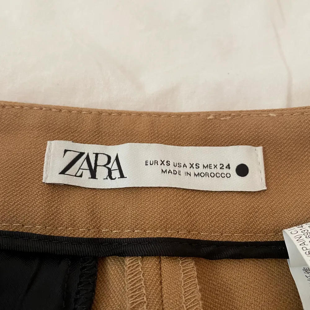 Bruna vida kostymbyxor från zara. Använda en gång nu för små. Säljer för 150, köparen står för frakt. Jeans & Byxor.