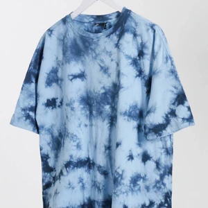 Blå tröja med tie-dye - Blå T-shirt med batikmönster, tröjan är lite kortare än en vanlig T-shirt eftersom att den var alldeles för lång för mig. Passar storlek 38 och mindre😊