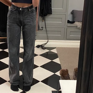 Jeans  - Jätte snygga jenas ifrån monki, säljer då jag inte använder dom ❤️ storlek xs men passar även en s <3 frakten ingår i perset <333