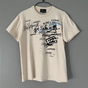 Billabong Beige T-shirt  - Jättefin t-shirt från Billabong, i princip helt ny. Använt kanske tre gånger. Inga fel! Storlek M passar som S. En aning för liten för mig därav säljes.