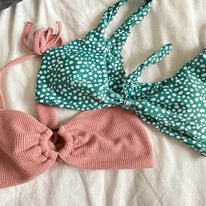 Bikiniöverdelar  - Såå fina bikiniöverdelar som tyvärr inte kommer till användning. Den gröna är från Shein och är aldrig använd💕 Den rosa är från Bikbok och är sparsamt använd och i fint skick! 49kr styck🥰 Bara att fråga om fler bilder på en viss av dem💕 Båda är i S💜