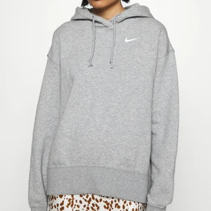 Grå Nike hoodie - Säljer denna snygga gråa hoodin från Nike! storlek XS men är oversize😁 Nypris runt 500kr
