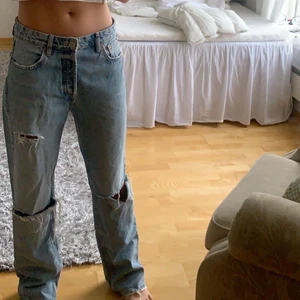 Zara jeans - Mid/low Waist jeans som tyvärr har blivit förstora för mig! Slutsålda och väldigt eftertraktade , har knappt hunnit använda dom så de är i nyskick! De är i storlek 38 och svär därför något stora på mig som är en xs 
