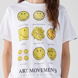 Söker denna T-shirt från PULL&BEAR, hör gärna av er om ni säljer eller vet någon annan som säljer!!💕💕