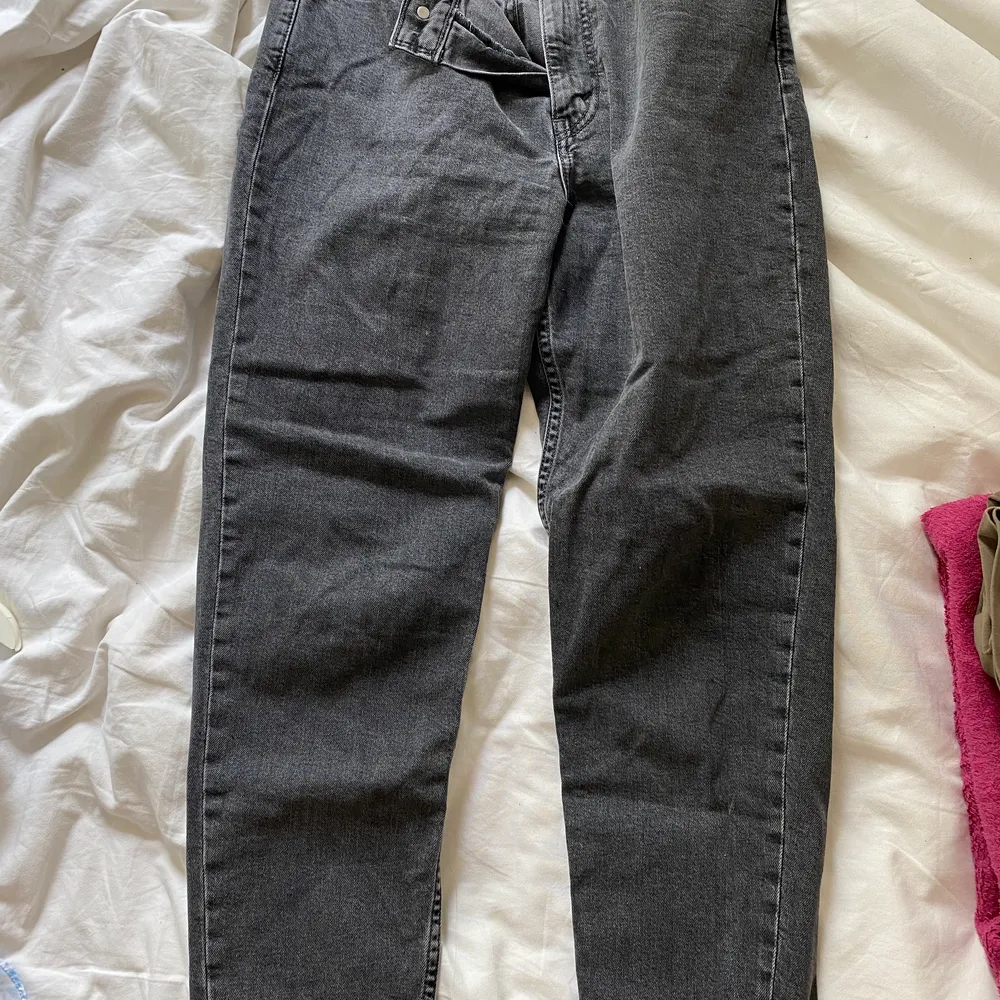 Säljer min systers Levi jeans som blivit för stora för henne. . Jeans & Byxor.