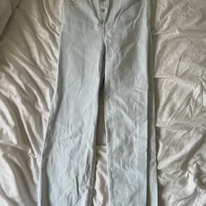 Levis Jeans - Jättefina ribcage straight jeans i en limited edition färg, är ljusblåa med beiga sömmar. Knappt använda. Passar mig som är ca 160 lång. W23. Kan skickas mot fraktkostnad 