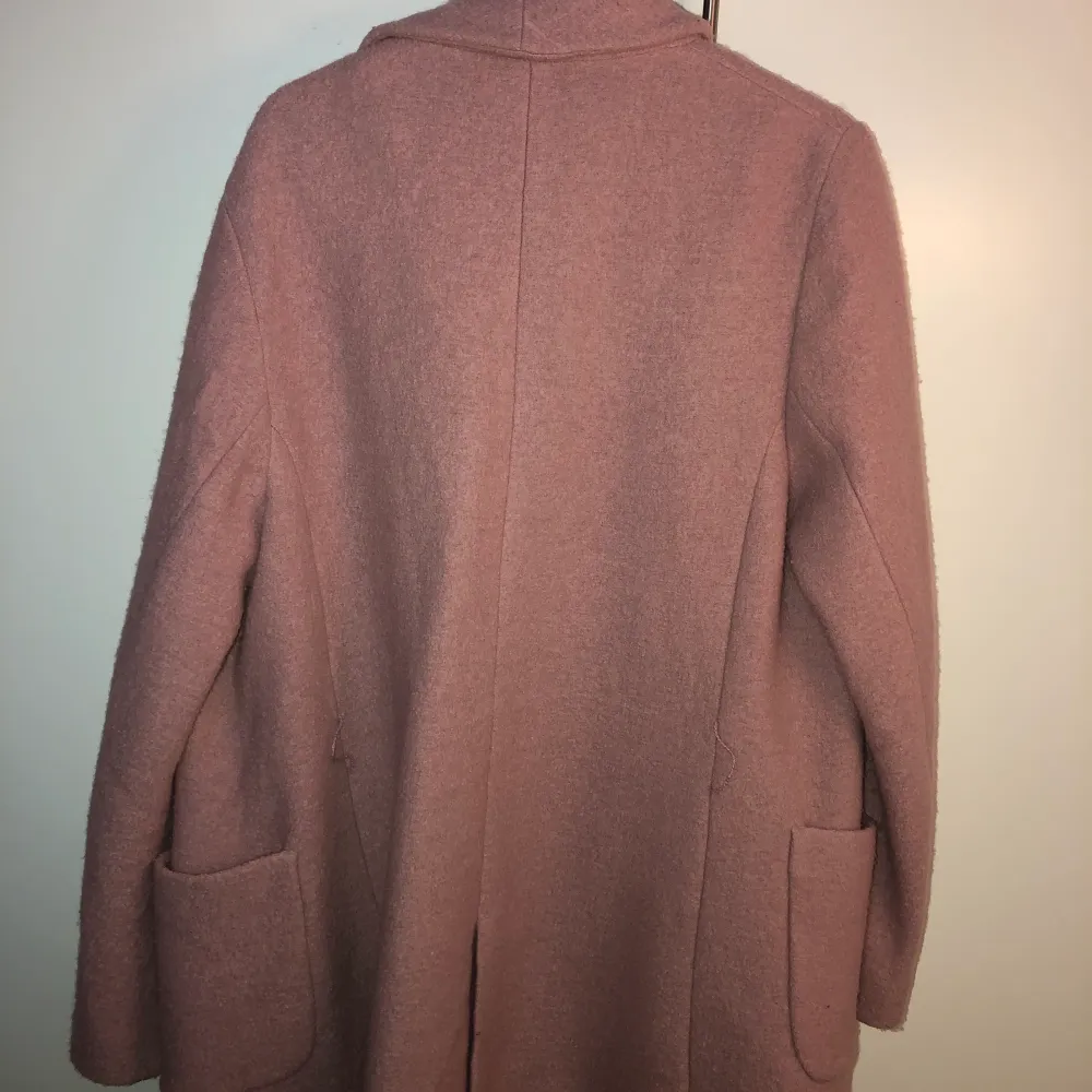 Hittade denna rosa kappa på second hand och föll direkt för den!! 💗😍 Men den kommer inte till användning för mig längre och därför söker den en ny ägare. Storleken är 42 MEN jag är en S-M, 36-38 och den passar perfekt på mig så 👍🏼 jag är 165cm lång. 400kr eller bud om fler är intresserade . Jackor.