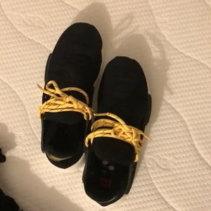 Snygga adidas/humanrace skor - Endast testade skor, inte riktigt min stil super fräscha och bekväma. Hade vit snöra till dem med men tyvärr hittar inte dem.