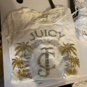 T-shirt storlek S köpt på juicy butik i london. Använd 3-4 gånger. 