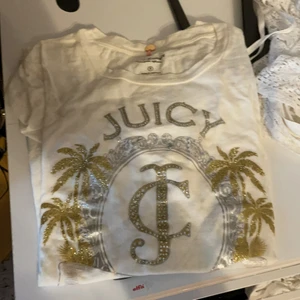 Juicy couture  - T-shirt storlek S köpt på juicy butik i london. Använd 3-4 gånger. 