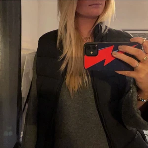 Marinblå väst från Zara - Superfin marinblå väst från Zara man-avdelningen. Superfint skick och passar till allt😊