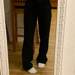Svarta kostymbyxor - Säljer dessa svarta kostymbyxor från bikbok då de är för stora för mig. Lite skavda längst ner vid fötterna men inget man tänker på! 