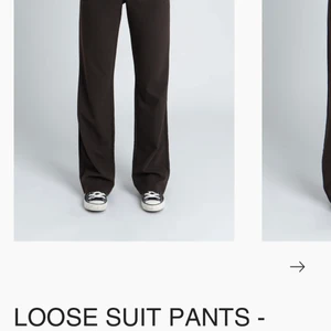 LXA kostymbyxor  - Hej! Säljer mina LXA kostymbyxor i brun, då jag köpte i två storlekar men glömde av att skicka tillbaka de som inte passade…. Säljer då dessa i strl M , normala i storleken men långa i benen! Supersköna och bra kvalité. Sitter som en smäck! Oanvända, nypris 699:- Säljer för 600:-