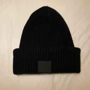 Svart acne mössa - Jag säljer en snygg acne mössa, som är sparslant använd. Inga defekter. Jag säljer den för 600kr, kontakta mig så kan vi diskutera priset. 