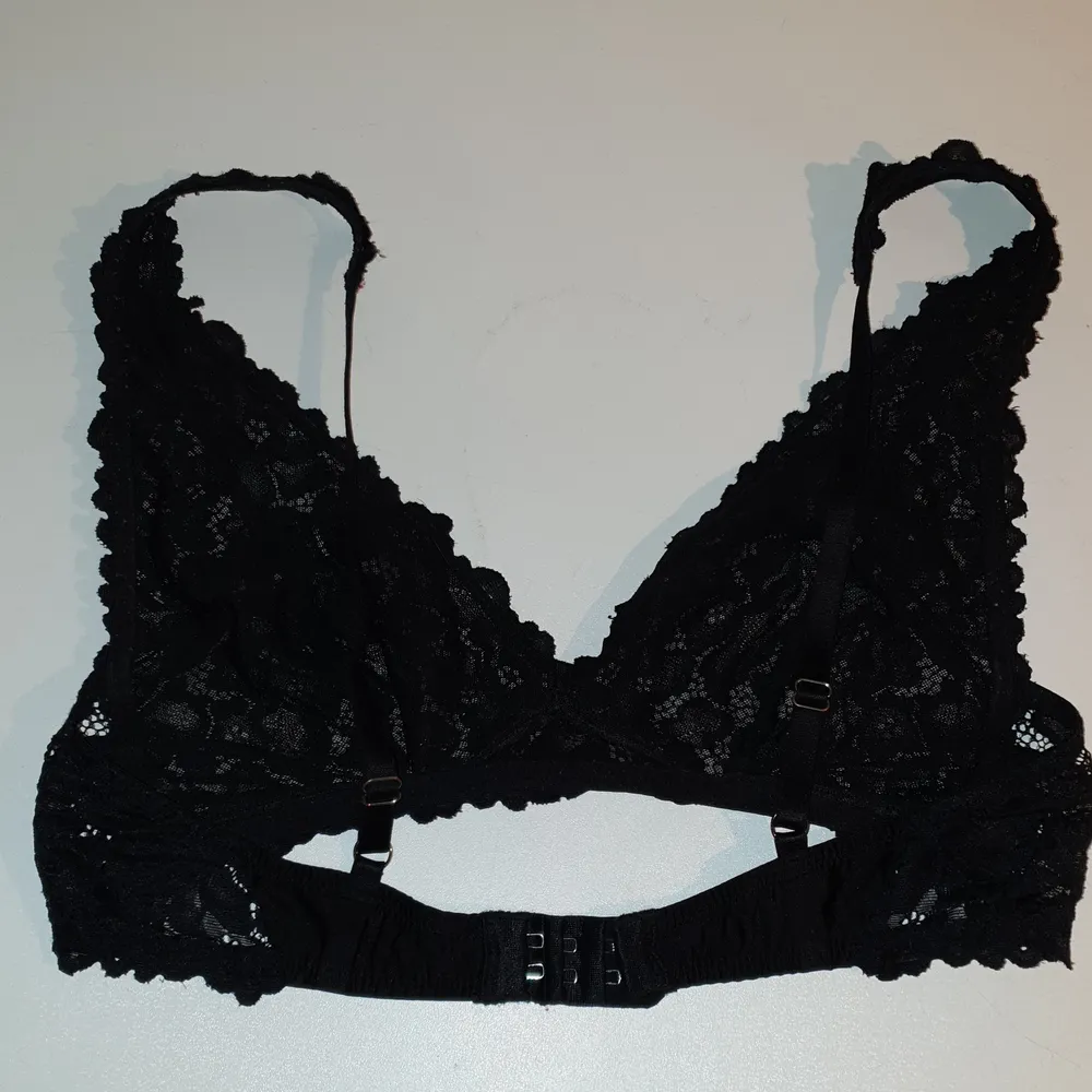 Svart spets-bralette, utan kupor, dubbel spets över brösten, sitter fint och är jättebekväm (har tuäyvärr växt ur den), välanvänd, men fin och hel✨ hör av er om ni undrar nåt, köparen står för frakten✨. Toppar.