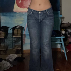 Victoria Beckham jeans  - Hej säljer mina skit snygga Rock & Republic jeans av Victoria Beckeham köpte här på plick🦋 Säljer då jag behöver få lite penga💫  Jeans är inte lika ljus som dom ser ut på som på sista bilden skulle säga att dom nästa ser ut som första bilden, jeans har ett jätte litet hål som ej syns. Dom är lågmidajde och boutcut😆 Buda  från 350+ frakt köp driekt 650❤️ för mer information är det bara att skriva