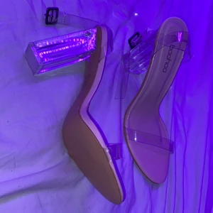 Klackar  - Ett par klackskor strl 39 säljer pga för stora för mig helt nya. Pris 150 men priset kan diskuteras  