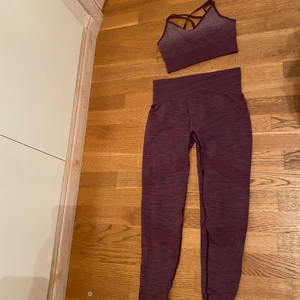 Tränings sätt - Ett lila tränings sätt. På överdelen är det band där back som går i kors. Säljer pågrund av att det är för stort för mig ☺️