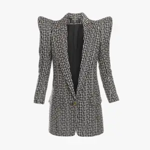 Ny Balmain Blazer i stl 36. Ny pris i butiken är € 2790.