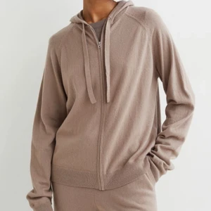 Kashmir tröja - Jättefin cashmere tröja från hm, jättebra skick då den är knappt använd