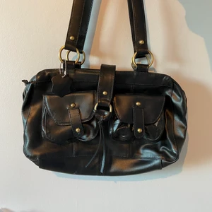 Svart väska - Fin svart väska med guldiga detaljer o h olika fack:)) 100kr +frakt eller högstbjudande 🖤 