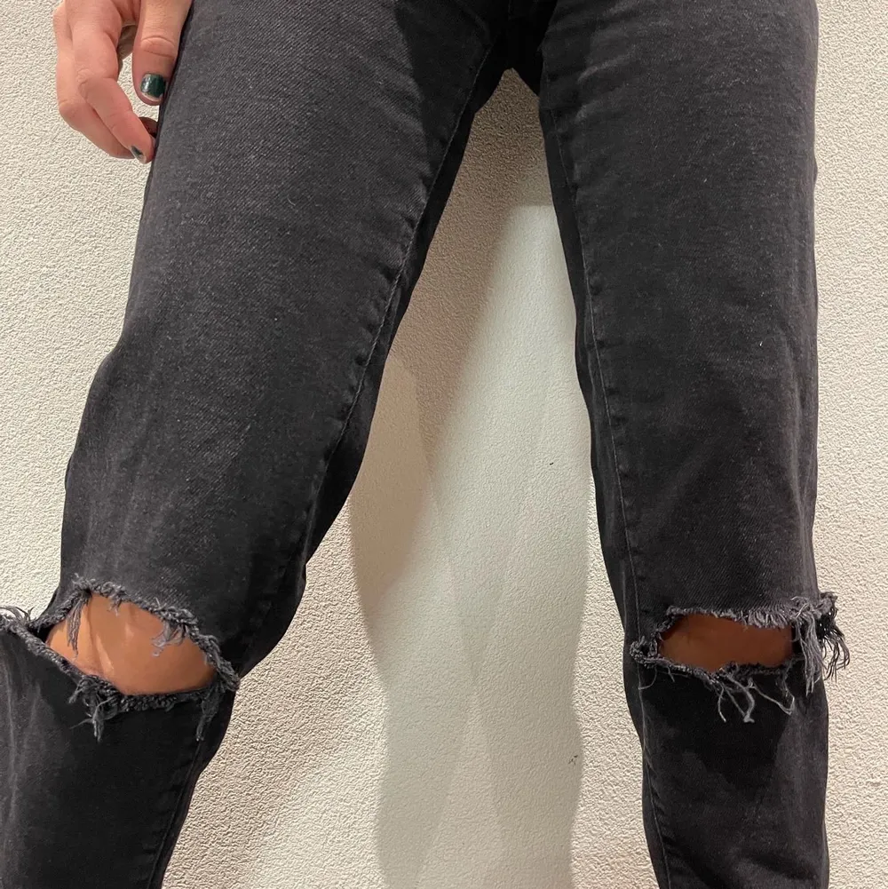Ett par mom jeans från Ginatricot i petite modellen 😍 med snygga flames detaljer ❤️‍🔥. Jeans & Byxor.