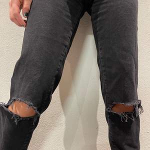 Ett par mom jeans från Ginatricot i petite modellen 😍 med snygga flames detaljer ❤️‍🔥