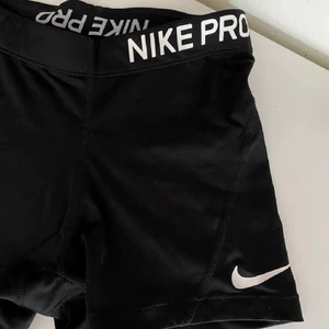 Nike PRO shorts  - Supersnygga kortare bicycle shorts Nike, knappt använda av mig, bra skick. Lånade bilder, skriv för mer info🥰 PS. Köp direkt för 100 kr+frakt, det är först till kvarn som gäller.