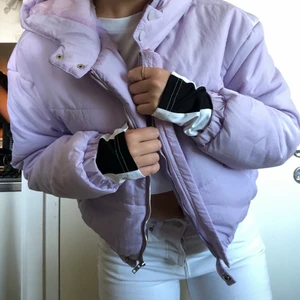 Jacka - Jätte fin, ljuslila jacka som är helt ny och oanvänd. Perfekt nu när det ska bli lite varmare och vårigt. Den är köpt för 800kr