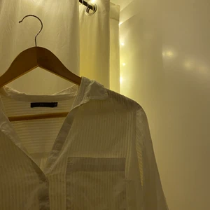 vit skjorta  - vit skjorta i storlek 36, använd några ggr men i väldigt bra skick. väldigt tunn i materialet, även lite genomskinlig. skriv privat för fler bilder 🤍