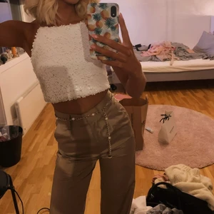 Nakd sidenbyxor strl 32 - Nude/rosa sidenbyxor från nakd i storlek 32 men skulle säga att dom passar 34 med beroende på hur tighta man vill ha dom! Använda några gånger