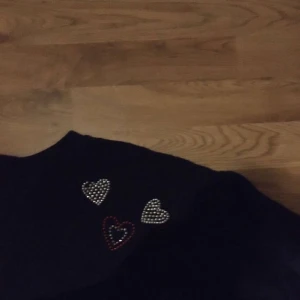 Vintage sweatshirt  - Vintage sweatshirt, marinblå med rhinestones. Nån rhinestone har ramlat av tyvärr annars bra skick. Storlek M. Kan lösa mer bilder