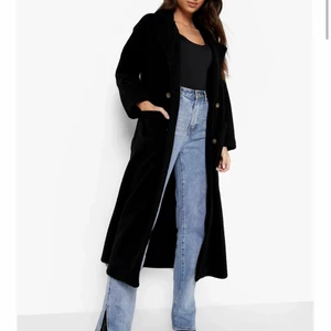 Lång kappa - Lång svart (oanvänd) kappa från Boohoo 