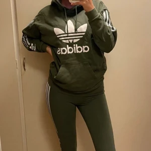 Adidos - Säljer hela setet. Överddl 200 kr underdel 150. Möts bara upp