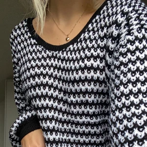 Stickad tröja  - Stickad tröja i strl S. Aldrig använd!! 🤍🤍