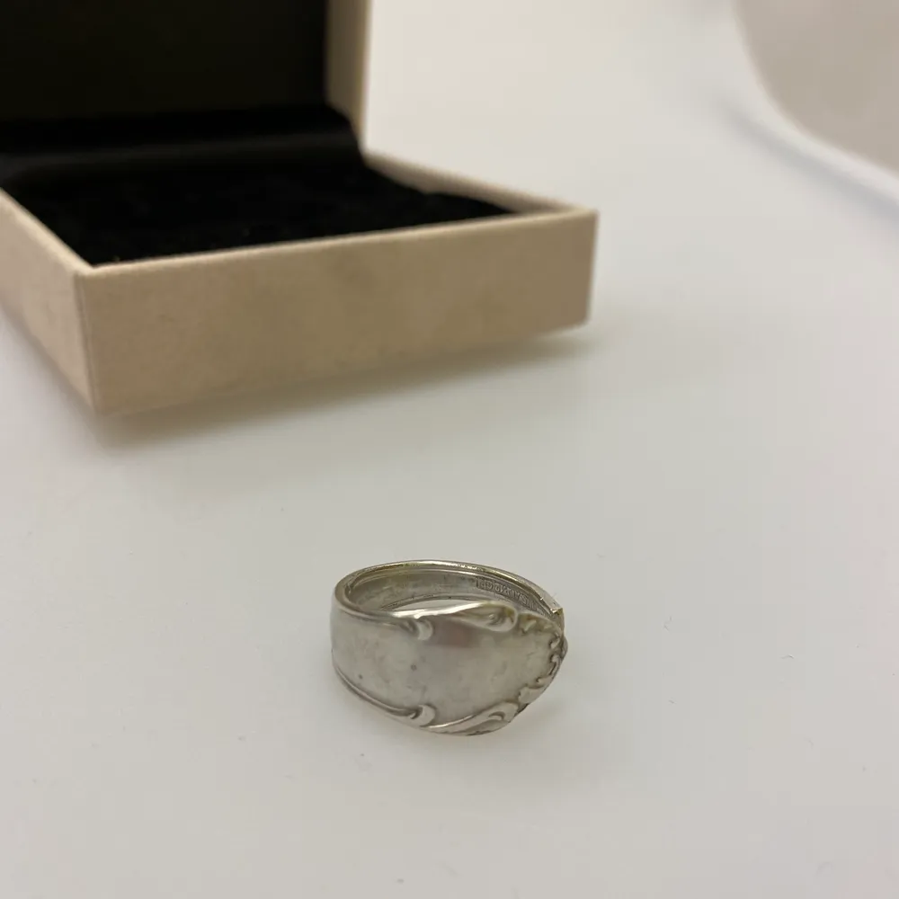 Här är vår ring ”Idun” - gjord av en gammal sked!                      Storlek: 18                                                                                 Material: Nysilver                                                                      Pris: 149 kr. Accessoarer.