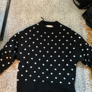 Mysig prickig tröja H&M - Jättemysig och varm stickad tröja ifrån H&m. Använd ett fåtal gånger så i bra skick. Storleken är XS men passar mig som normalt sett är en M-L.
