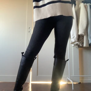 Jeans - Snygga lågmidjade jeans från zara i stretchigt material som passar 34-36. Passar väldigt bra till höga boots💖