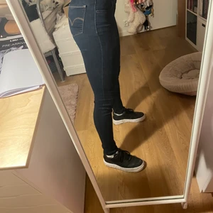 Levis 711 jeans  - Från Levis. Storlek 23 längd 30. Aldrig använda. Jag är 164 cm. Mörkblå