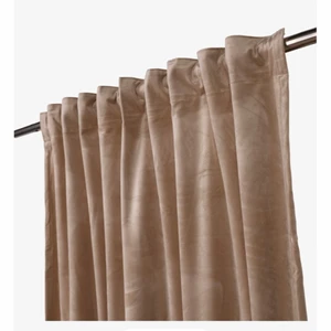 BEIGE SAMMETGARDIN - HEMTEX  - Sammetsgardin med vacker lyster och fint fall i beige. En tjockare gardin som skärmar av solens direkta strålar och gör rummet mörkare. Gardinen har multibandsupphängning vilket innebär att den kan hängas upp på tre olika sätt: direkt i hällorna, genom den färdigsydda kanalen eller med hjälp av fingerkrokar (t ex i takskena). Medföljer 2 gardiner som är 240cm i längd och 135cm i bredd. Orginalpris- 799:-, säljes för 399:- då det inte kommer till användning hemma! Möts upp + fraktar! 